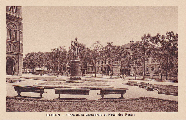 SAIGON - Place de la Cathédrale et Hôtel des postes